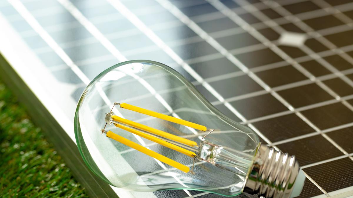 solar-energy-panel-light-bulb-green-energy_07735000_56441600
