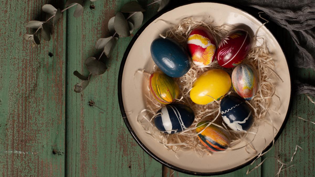 top-view-colorful-easter-eggs-plate_50174600_80582400