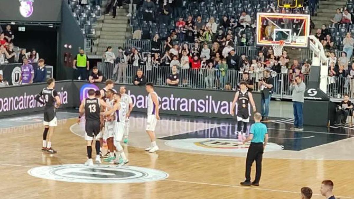 u-bt-cluj-napoca-s-a-calificat-in-finala-ligii-nationale-de-baschet-masculin--dupa-trei-victorii-clare-in-fata-fc-arges-pitesti_31468900