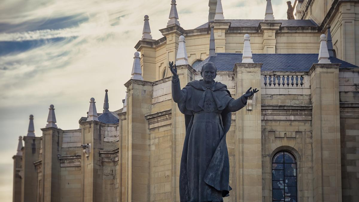 o-statuie-a-papei-ioan-paul-al-doilea-a-fost-vandalizata_16228800