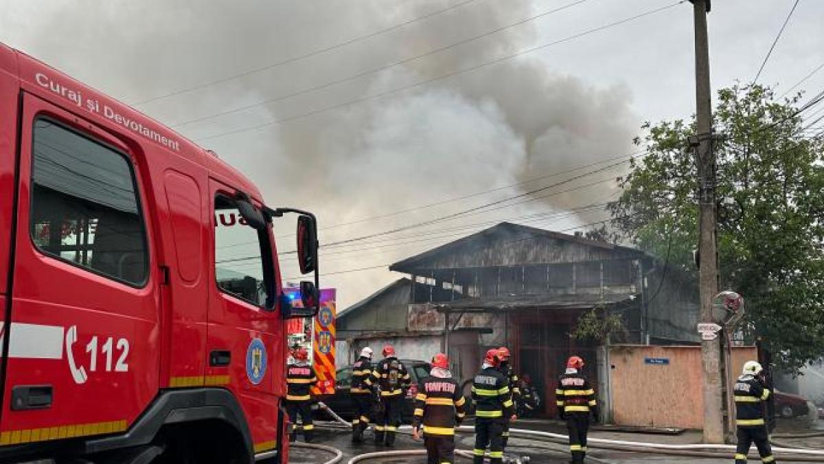 incendiu-de-la-o-hala-de-depozitare-langa-bucuresti--se-intervine-cu-8-autospeciale_40499800