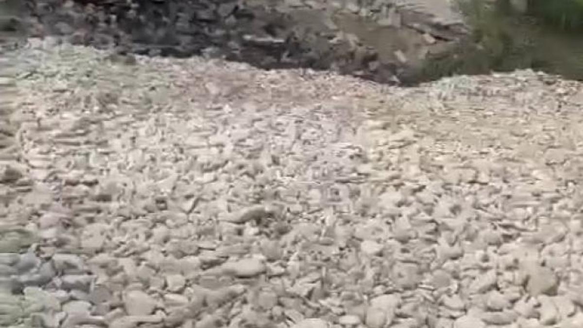 strada-din-slanic-prahova--surpata--a-fost-umpluta-cu-piatra--prefectura-prahova-eventualele-tasari-ale-acestei-lucrari-sunt-normale_80768200