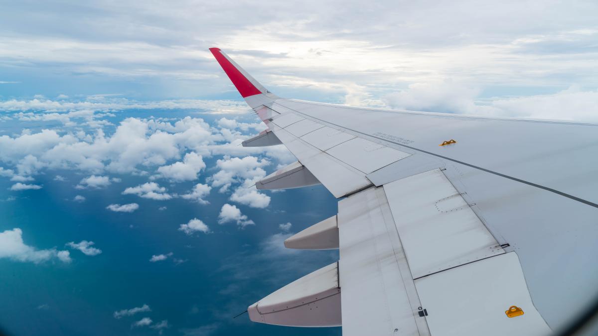 un-avion-cargo-boeing-a-aterizeazat-la-istanbul-fara-rotile-din-fata-video_80800700