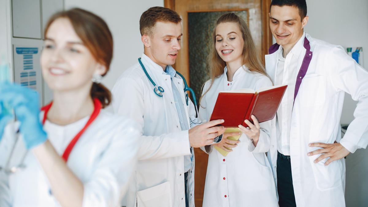 ministrul-alexandru-rafila-atragerea-medicilor--sa-redevina-parte-a-comunitatii--este-raspunsul-care-trebuie-sa-existe-in-anii-urmatori_47067000