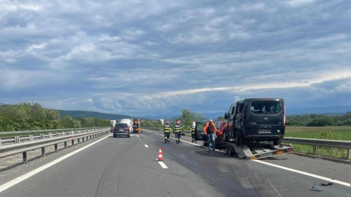 circulatia-blocata-dupa-un-accident-de-pe-autostrada-a1--au-fost-implicate-o-autocisterna-si-o-autoturism-cu-platforma_89041700