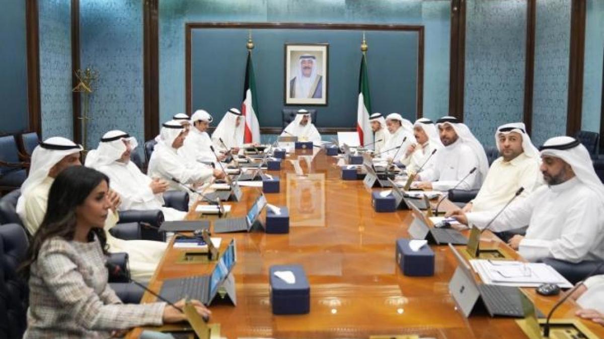 kuweitul-intr-o-noua-criza-politica-emirul-a-dizolvat-parlamentul-si-a-asumat-unele-functii-la-doar-sase-saptamani-de-la-alegeriprc-c2prc-a0_22424900