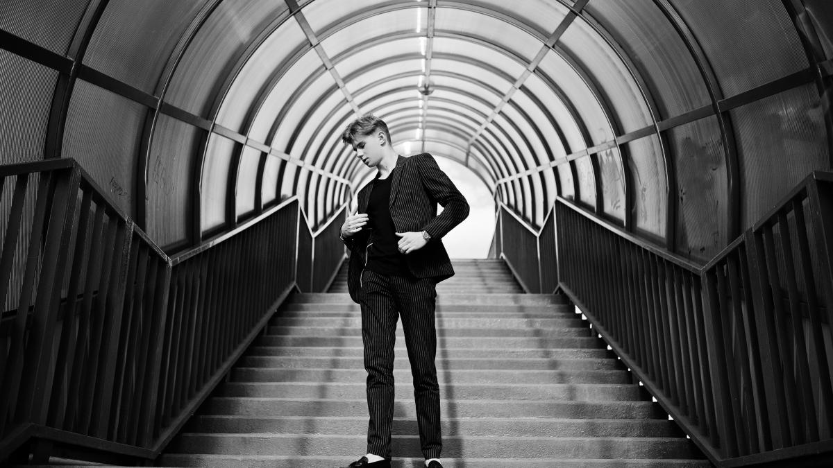 actorul-eduard-teodorescu--despre-cum-a-facut-pasul-spre-moda-multi-au-impresia-ca-un-model-este-un-umeras_06295500