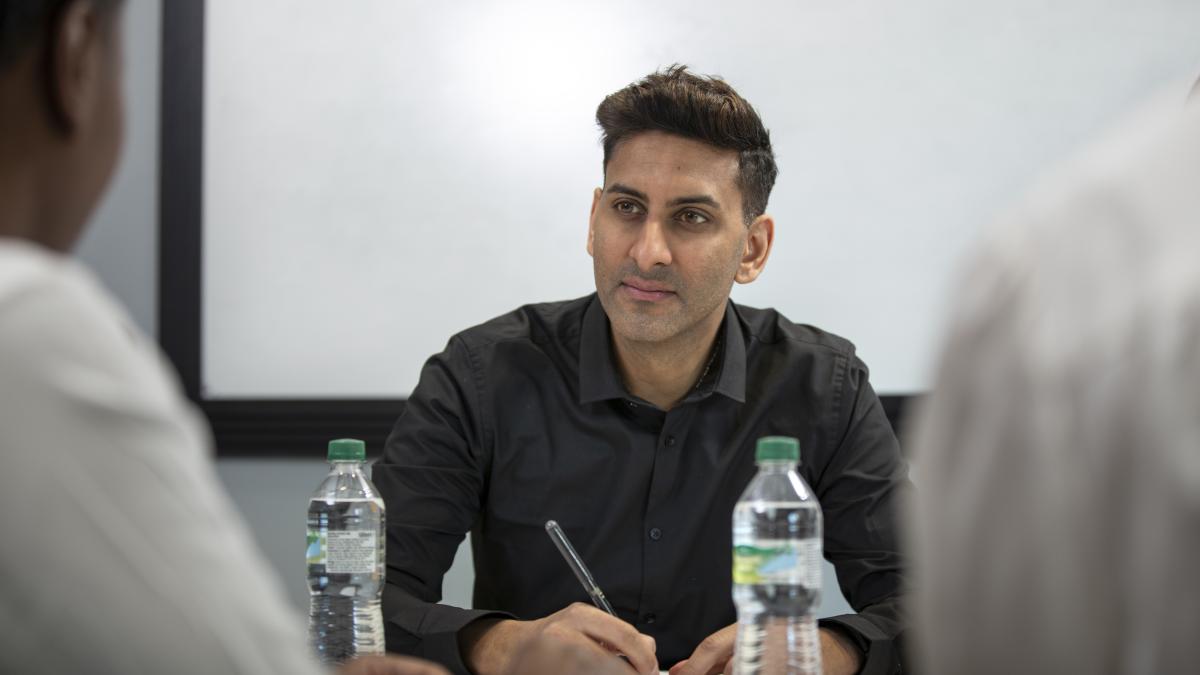 amenzi-de-pana-la-10-000-de-lei-pentru-angajatorul-care-nu-i-incheie-contract-strainului-ce-se-prezinta-pentru-angajare--chestorul-bute-vine-cu-lamuriri_98542300