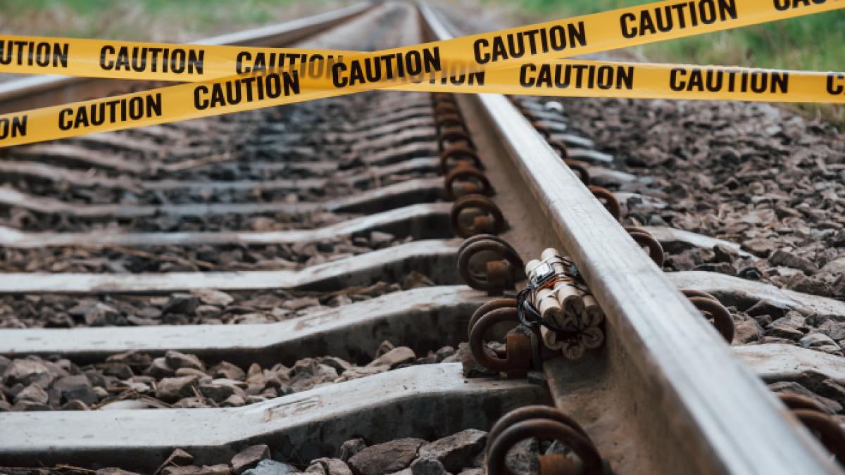 accident-mortal-pe-calea-ferata--in-bacau--un-buldoexcavator-a-fost-lovit-de-un-tren_85392200