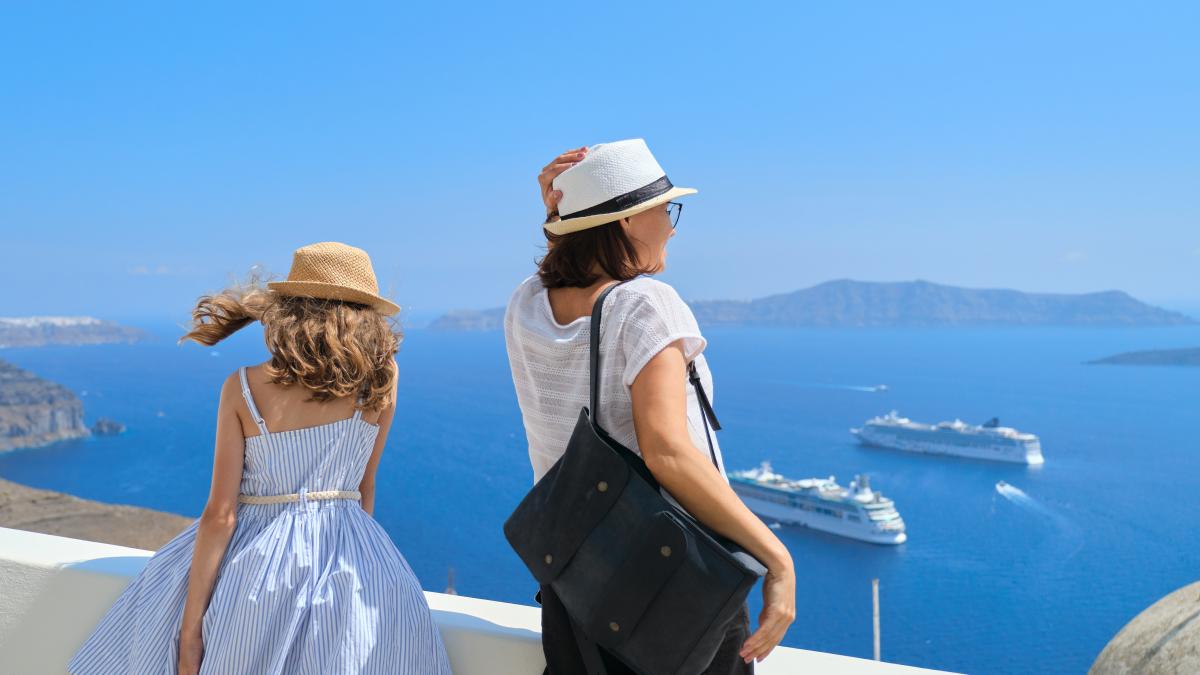 grecia-asteapta-sa-fie-vizitata-de-prc-e2prc-80prc-9ddoua-romaniiprc-e2prc-80prc-9d-de-turisti-numar-urias-de-vizitatori_59471800