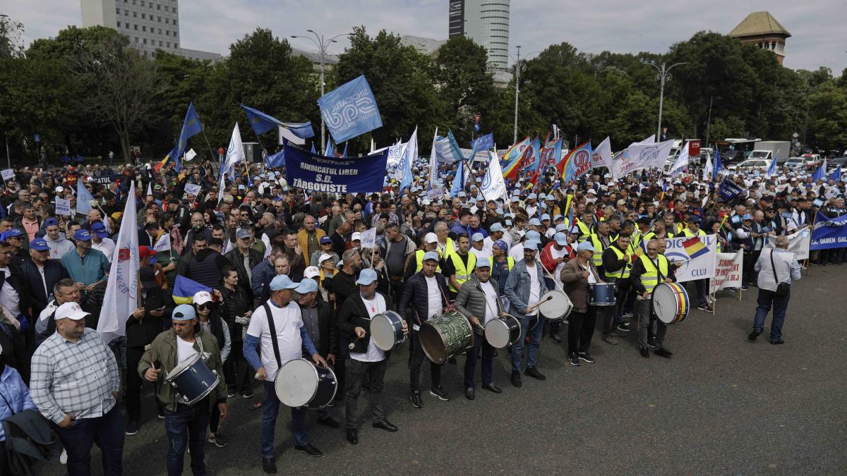 sindicalistii-din-parlament--solidari-cu-protestul-angajatilor-sgg-privind-nivelul-salarial_07547500