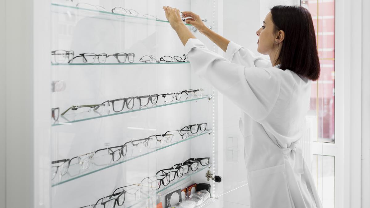 side-view-optician-with-glasses-display-rama-ochelari_60432500