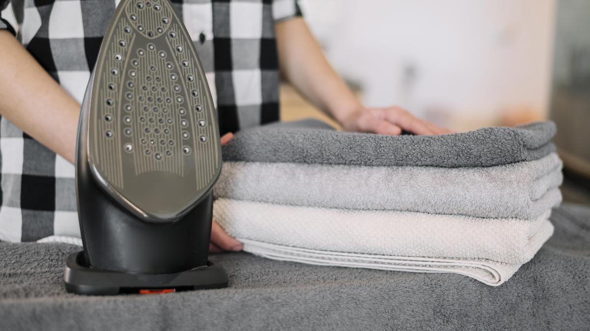 cum-cureti-lipitura-de-pe-talpa-fierului-de-calcat_14499700