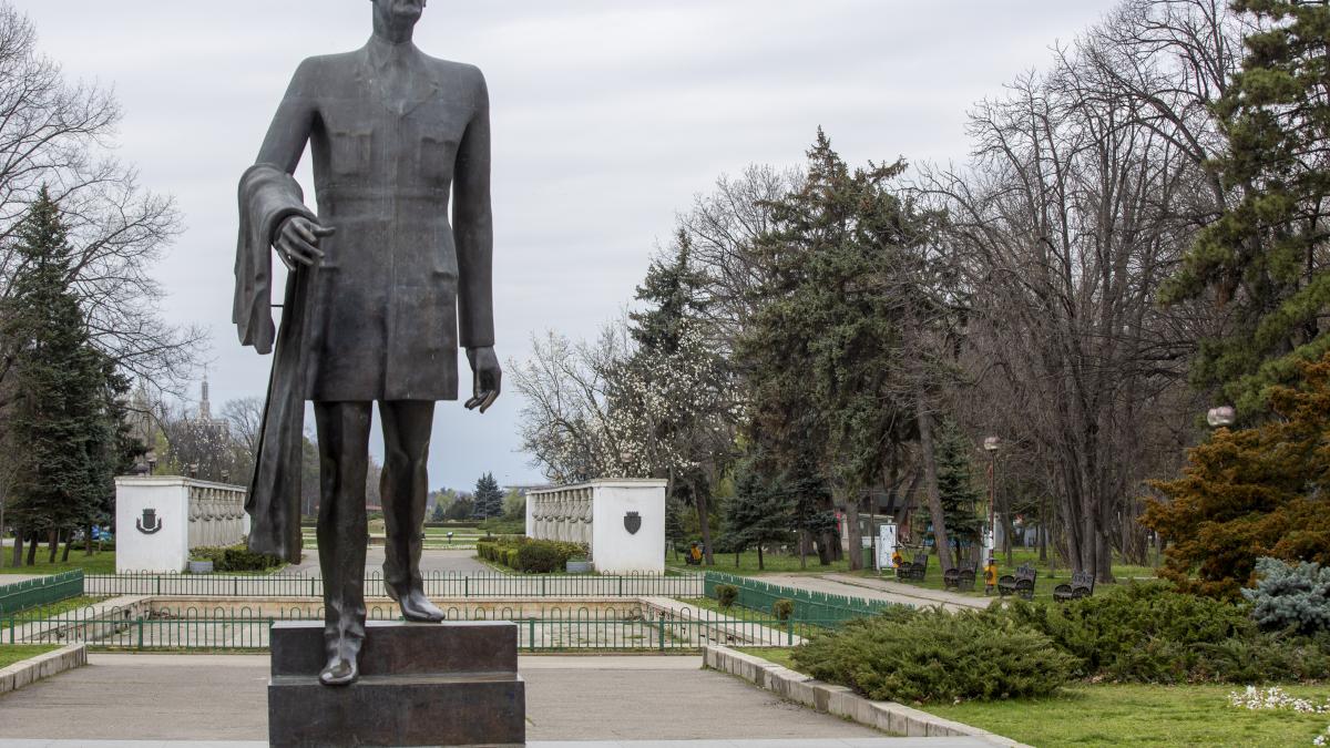 parcul-herastrau--in-paragina--ce-spun-oamenii-care-se-plimba-pe-aleile-acestuia-iarba-crescuse-pana-la-brau--au-tuns-o-si-au-aruncat-o-in-lac_91391300