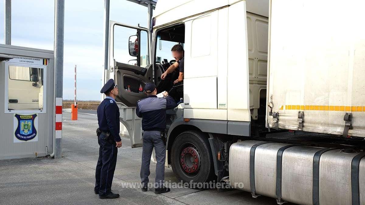 asiatici-ascunsi-intr-un-tir-cu-hartie--gasiti-la-granita--voiau-sa-ajunga-in-germania_83973500