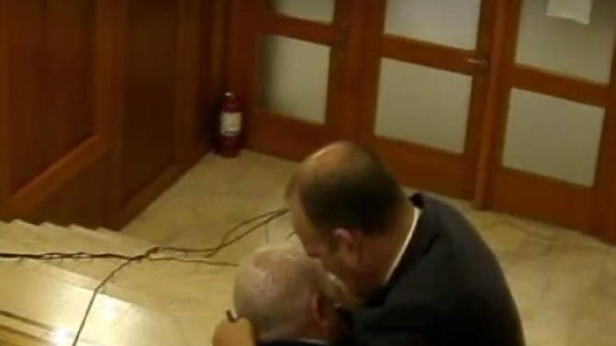 update-dan-vilceanu-ar-fi-vrut-sa-l-muste-de-fata-pe-florin-roman-video--scandal-in-parlament--florin-roman-il-acuza-pe-dan-vilceanu-ca-l-ar-fi-lovit-cu-genunchiul-in-nas-2_95749000