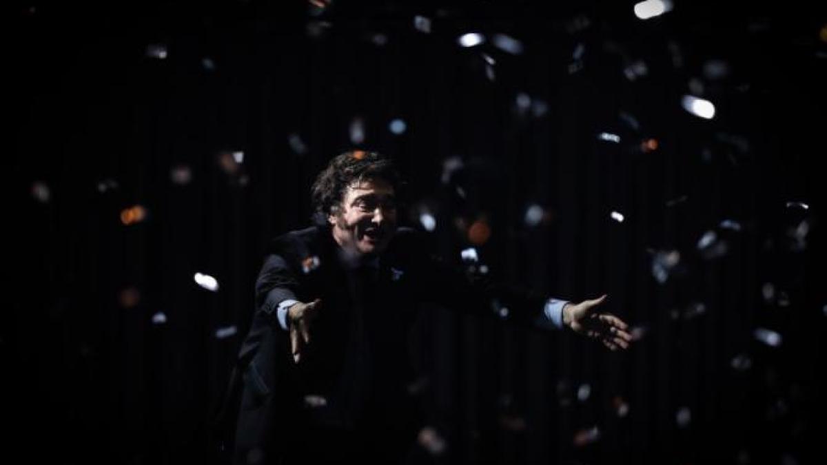 presedintele-argentinei--javier-milei--a-facut-show-pe-muzica-rock-la-lansarea-noii-sale-carti_98870200