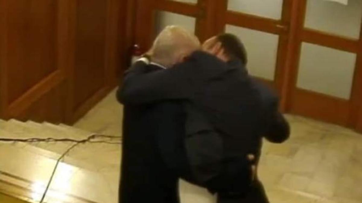 update-dan-vilceanu-ar-fi-vrut-sa-l-muste-de-fata-pe-florin-roman-video--scandal-in-parlament--florin-roman-il-acuza-pe-dan-vilceanu-ca-l-ar-fi-lovit-cu-genunchiul-in-nas_46908000