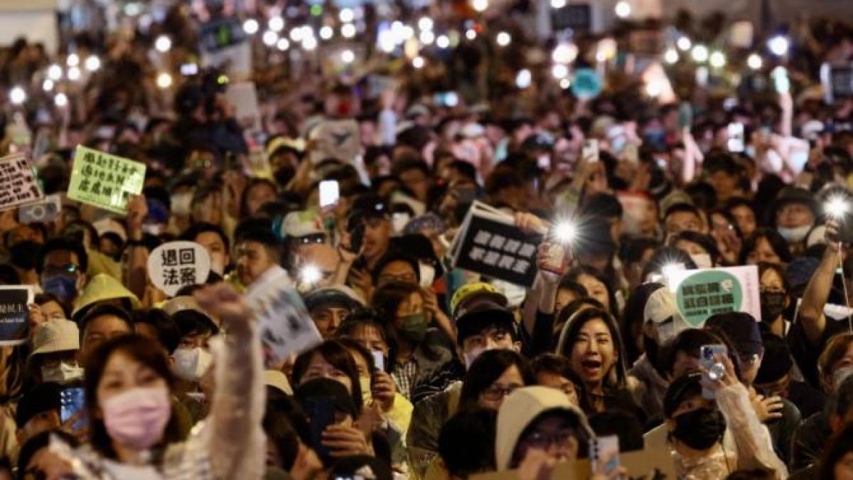 opozitia-din-taiwan--proiect-controversat-pro-china--noul-presedinte--puteri-restranse-proteste-masive-si-bataie-cu-saci-de-gunoi-intre-parlamentari_34391000