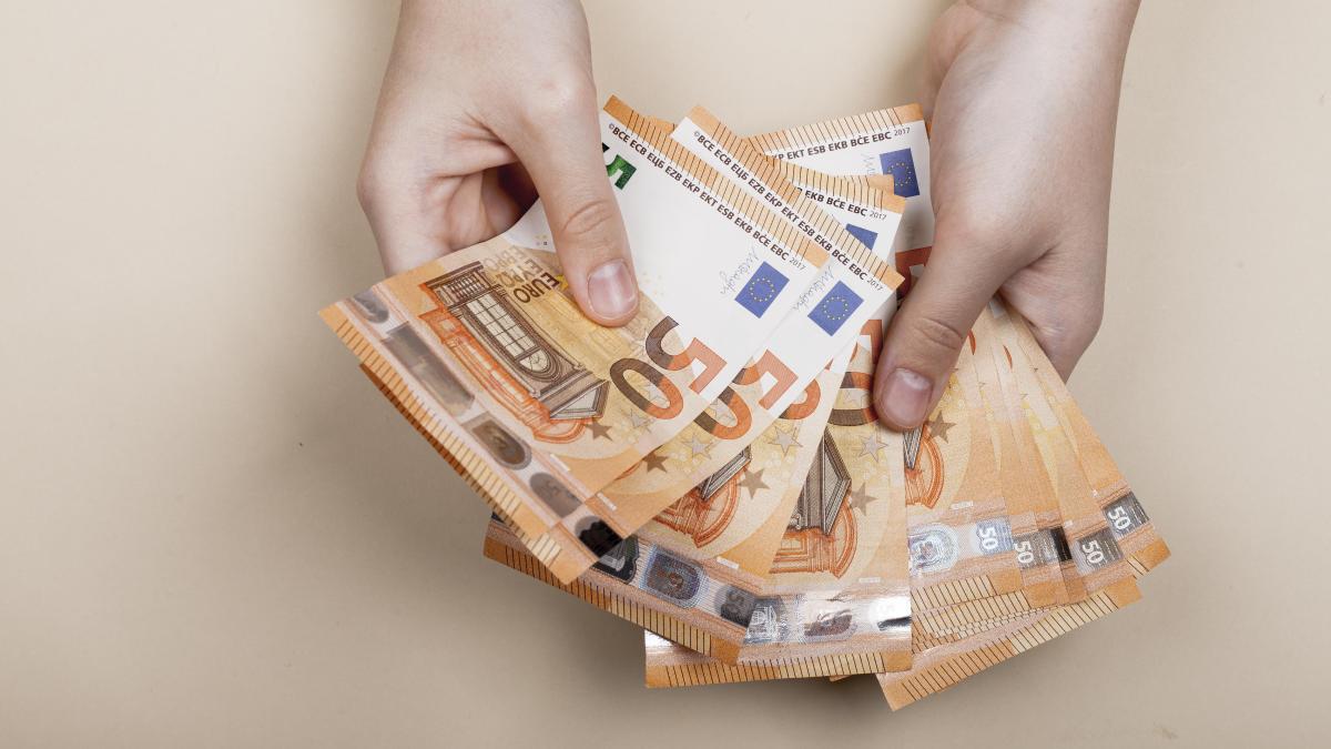 euro-bani-counting-money_76676100