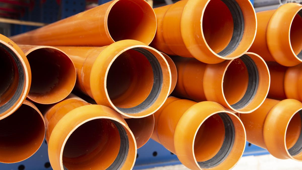minimalist-construction-pvc-pipes-arrangement_04261400