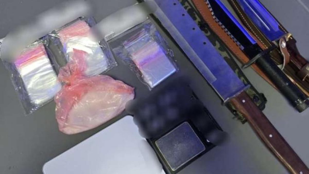 trei-persoane-din-sibiu--retinute-pentru-trafic-de-droguri-plicuri-vandute-intre-100-si-140-de-lei_27327200