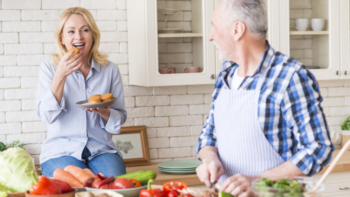 senior-bucatarie-mancare_47884200