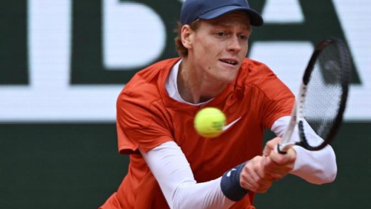 jannik-sinner--in-prc-e2prc-80prc-9doptimileprc-e2prc-80prc-9d-de-la-roland-garros--prc-e2prc-80prc-9drocadaprc-e2prc-80prc-9d-importanta-cu-novak-djokovic_07597100
