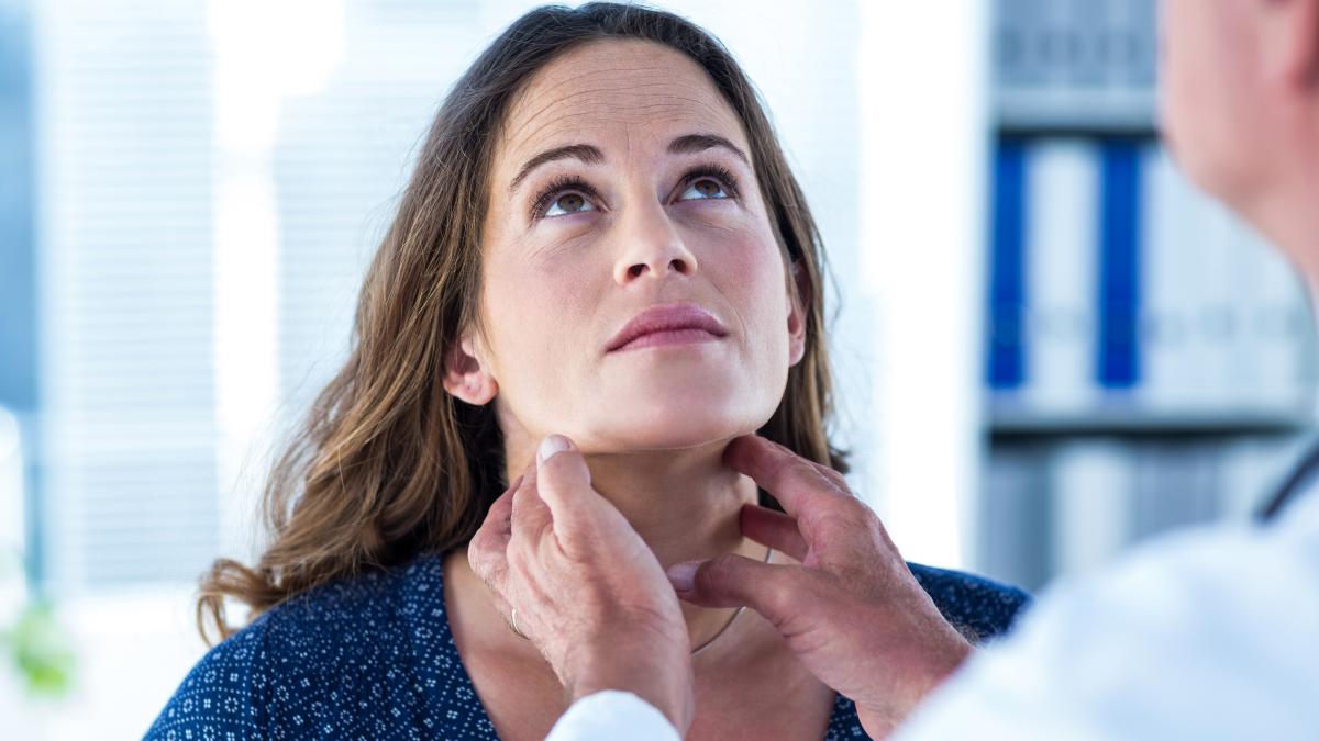 nodulii-tiroidieni--cum-ne-ferim-si-la-ce-sa-fim-atenti--dr--ruxandra-drobescu-nicio-pastila-nu-ajuta--cand-banuim-un-cancer--tratamentul-este-chirurgical_91695000