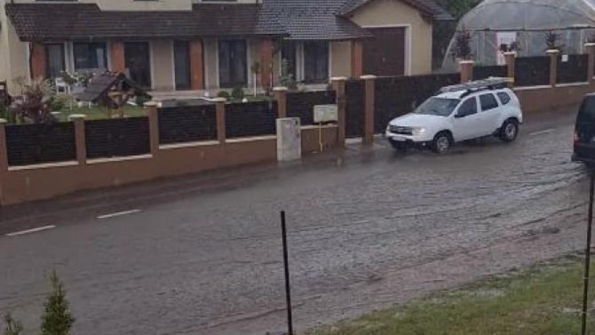 ploile-torentiale-au-facut-ravagii-in-cluj--tavanul-unui-spital--dar-si-mai-multe-case-au-fost-afectate_06721600