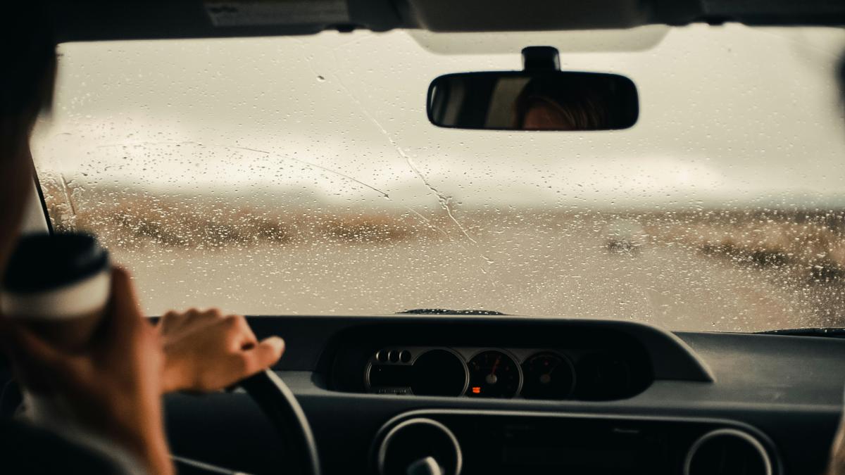 ce-faci-cand-iti-arunca-apa-pe-parbriz_88626000