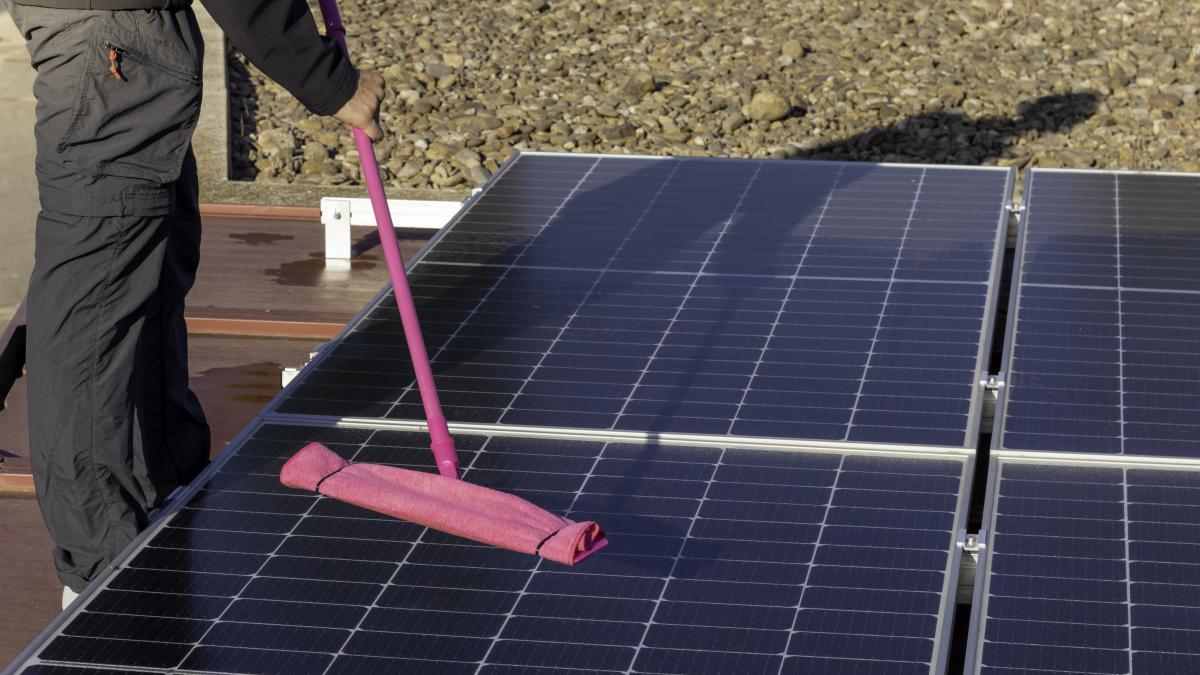 mentenanta-panourilor-fotovoltaice--sfaturi-utile--victor-gavrila-dupa-cei-25-de-ani-inca-produce-80prc--din-capacitatea-lui_70908600