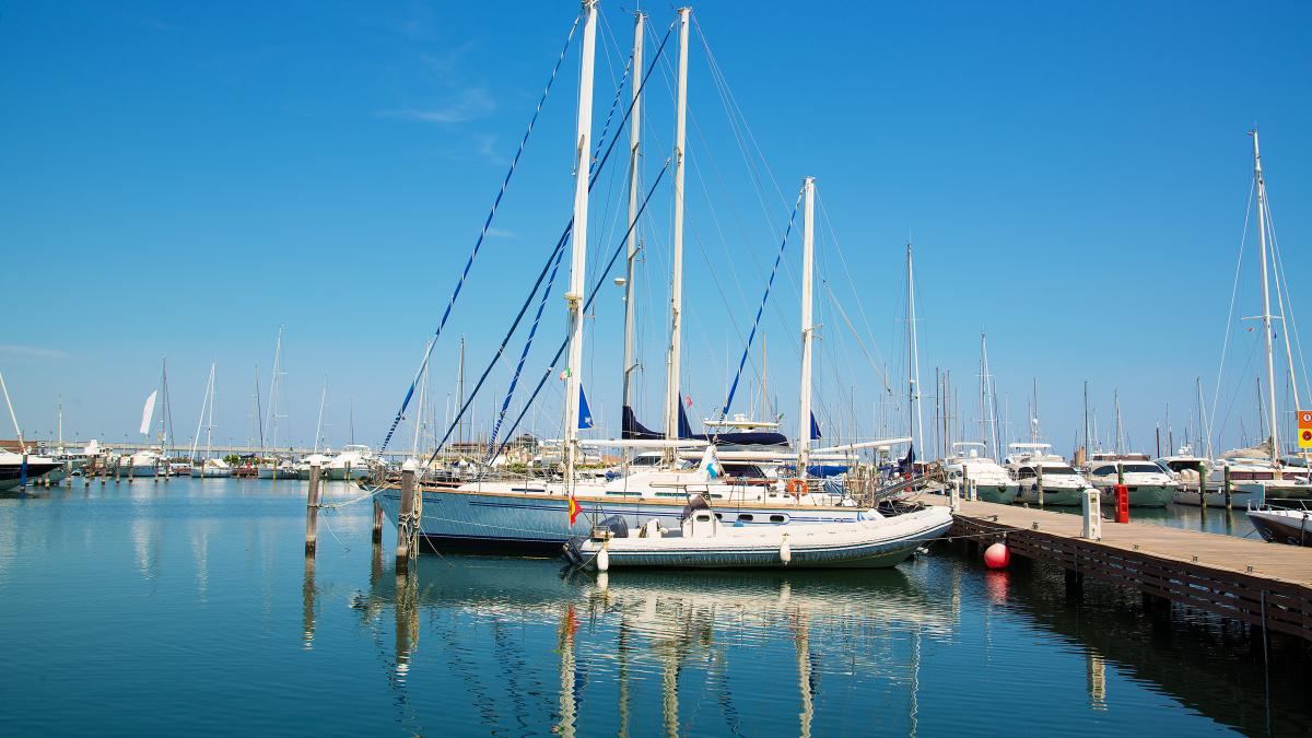yachts-port-waiting_80356700