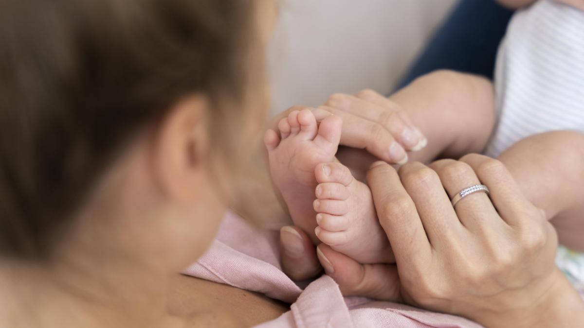 postnatal-period-with-mother-child_17088800