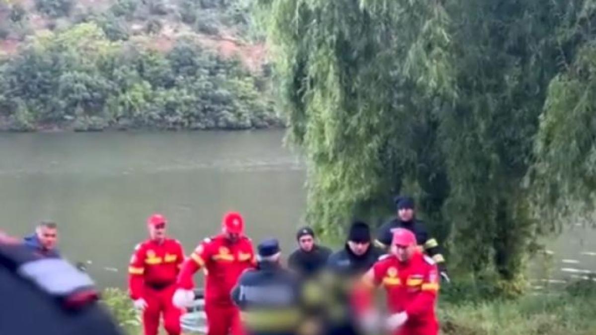 un-camion-s-a-prabusit-in-dunare-de-pe-un-pod--corpul-soferului-a-fost-descoperit-de-scafandri-dupa-ore-de-cautari_08468400