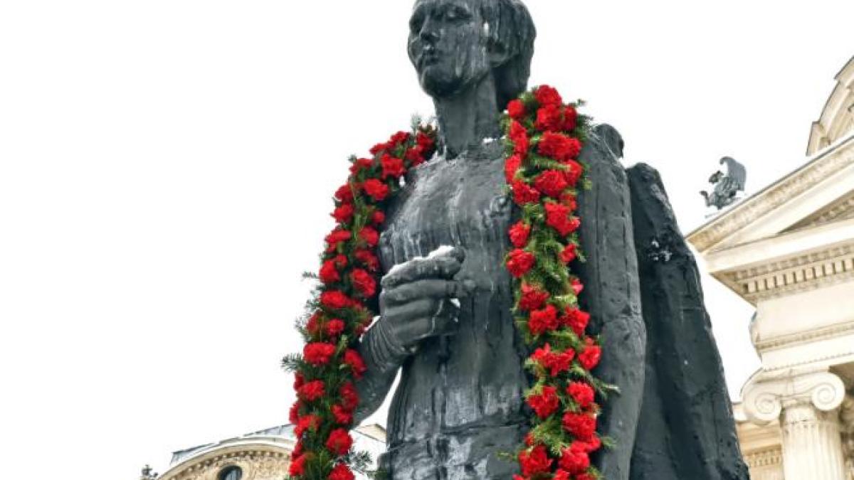 dirijorul-sergiu-celibidache--gest-inedit-la-statuia-lui-mihai-eminescu--cristian-mandeal-era-o-atmosfera-de-inviere_35223700