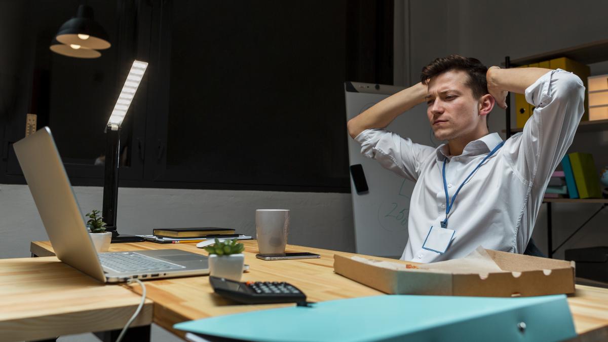 young-entrepreneur-working-night_81744400