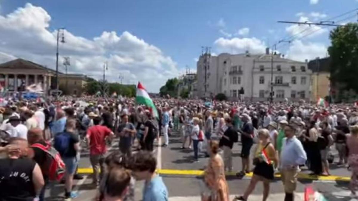 miting masiv la budapesta pentru peter magyar inaintea alegerilor europene