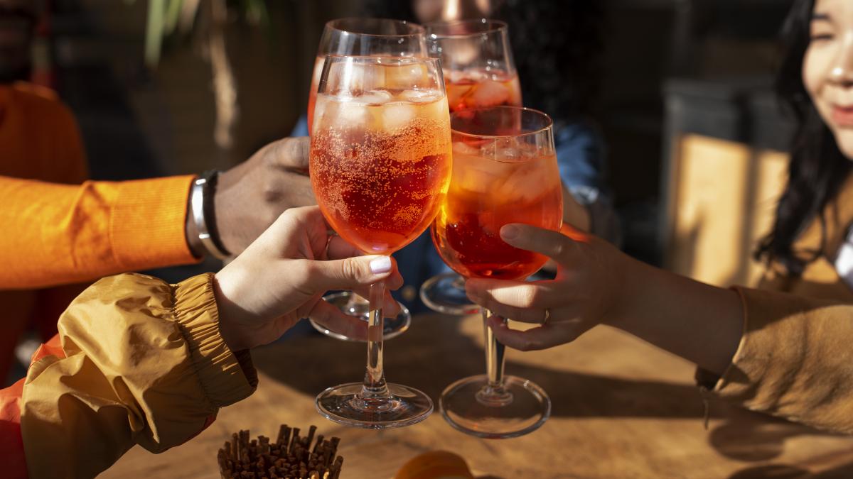 people-drinking-cocktails_01223200