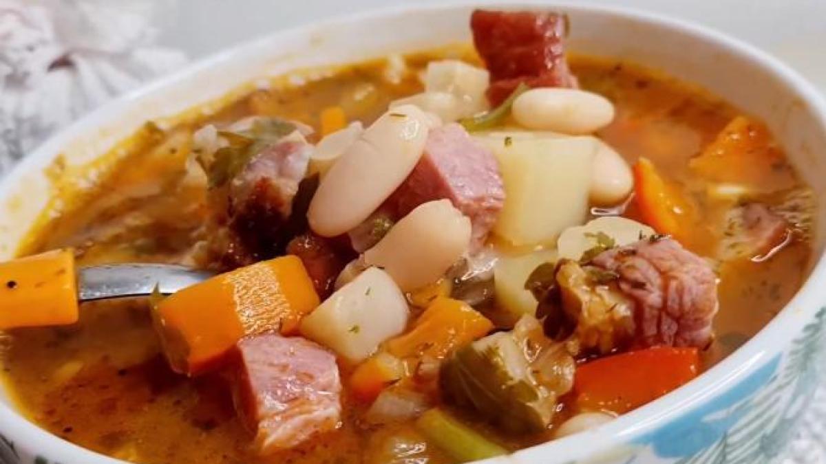 ciorba-de-fasole-cu-costita-afumata--retete-din-1955_26594900