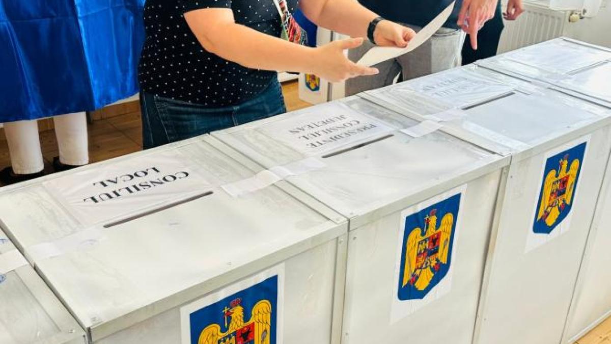 jurnalista-dcnews--la-un-pas-sa-fie-data-afara-dintr-o-sectia-de-votare-de-langa-brasov-a-fost-un-haos-general--in-care-votantii-stateau-si-cu-doua-stampile-in-mana-2_50705000