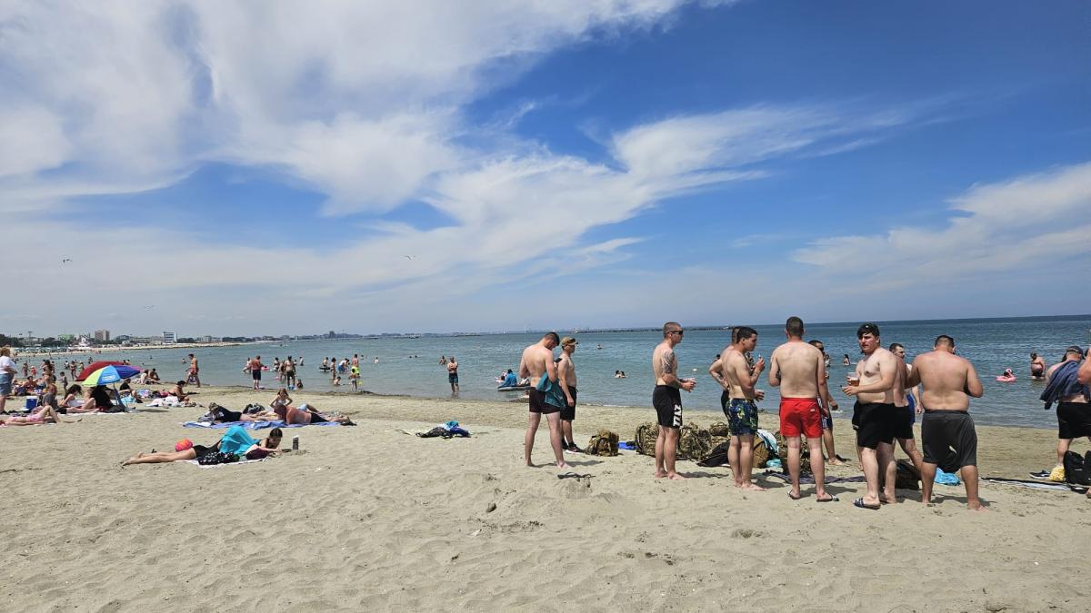 plajele--aglomerate-in-ziua-alegerilor-pe-malul-marii--discutiile-politice-par-sa-fie-lasate-deoparte-3_68103000