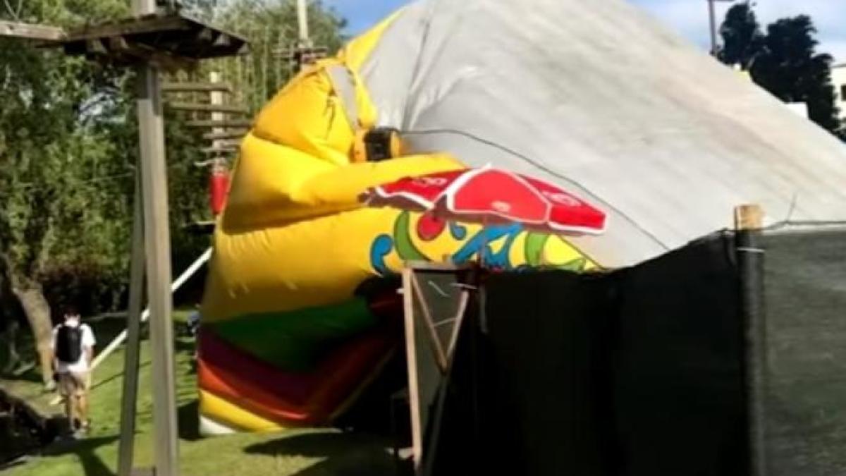 trei-copiii-mici-si-o-femeie--raniti-dupa-ce-vantul-a-rasturnat-toboganul-gonflabil--in-brasov_78200800