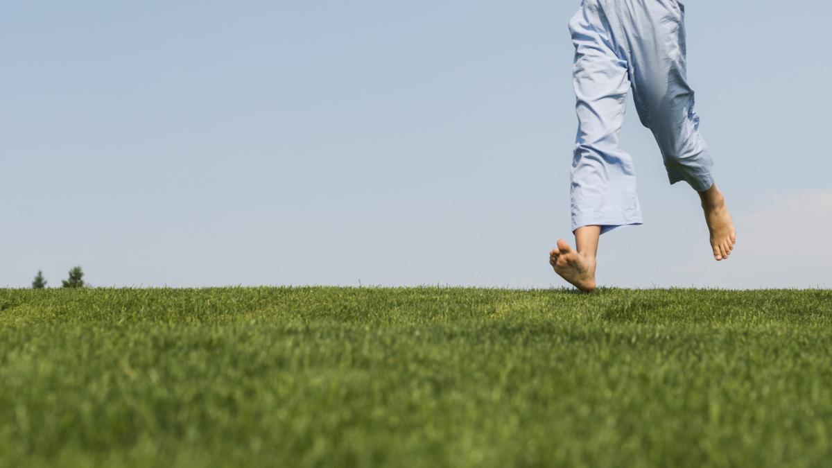 front-view-girl-walking-grass_21006500
