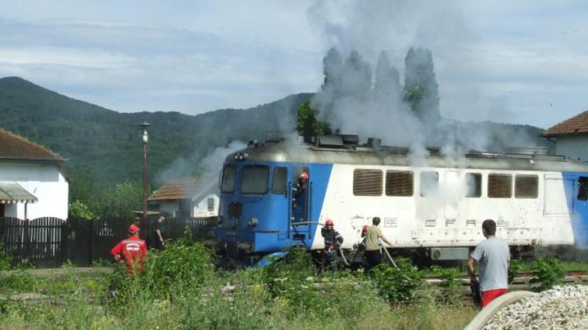 o-locomotiva-a-luat-foc-in-gara-ciocanesti--aproape-200-de-calatori-s-au-autoevacuat_57594100