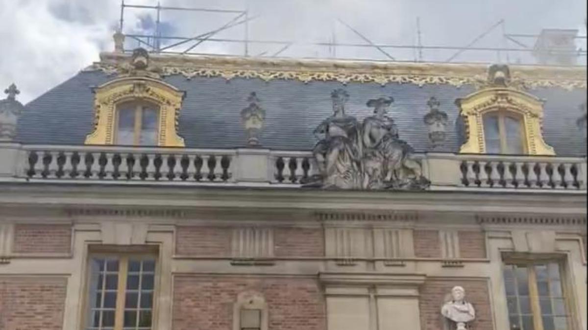 palatul-versailles--evacuat--dupa-izbucnirea-unui-incendiu-video_25834300