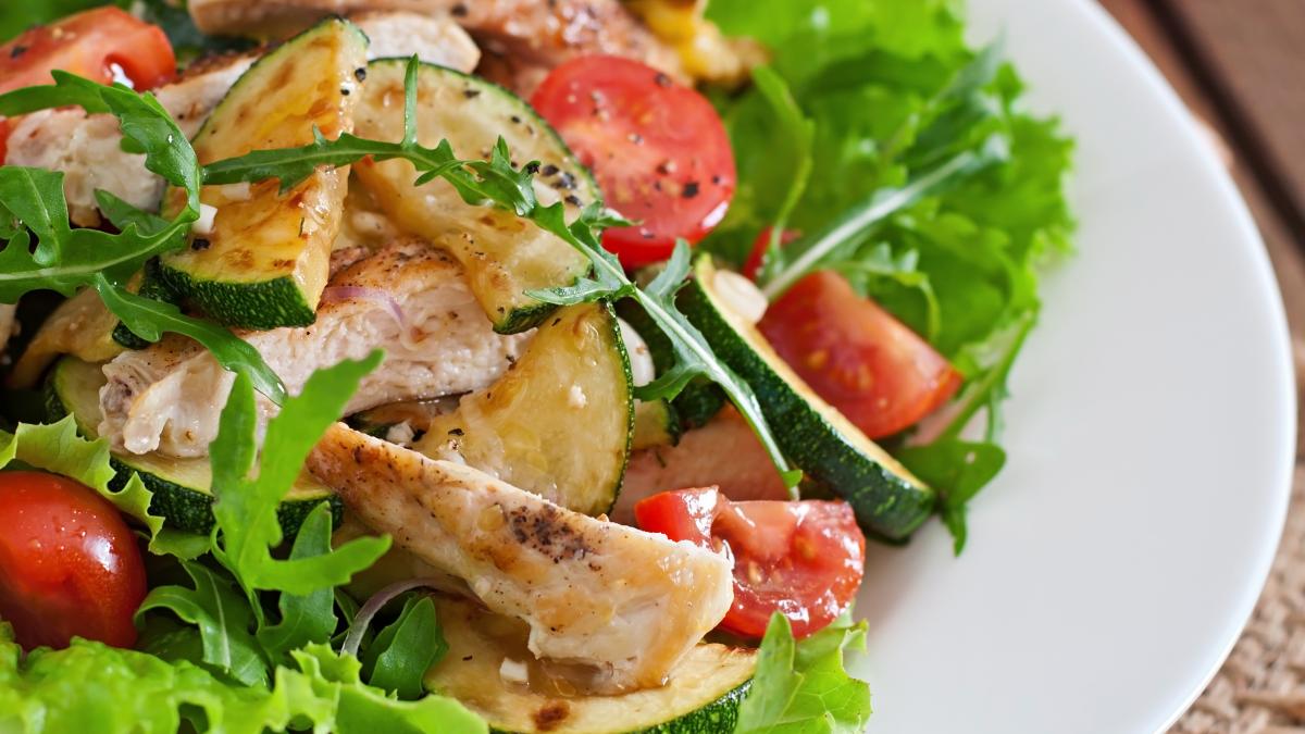 salata-cu-piept-de-pui--reteta-perfecta-de-dieta_00881600