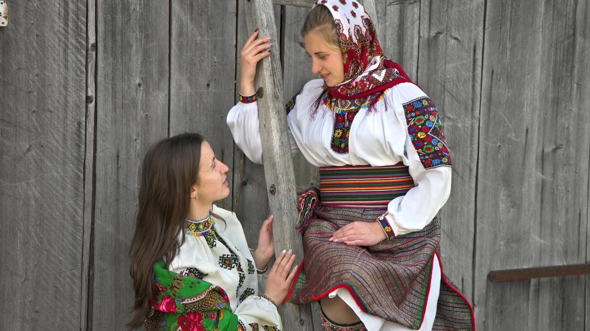 ukrainian-girls-traditional-hutsul-clothes-have-interesting-conversation_82951900