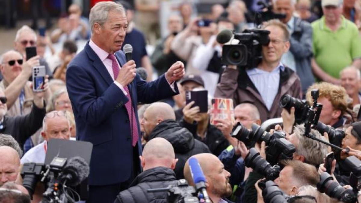 un-barbat-a-aruncat-pietre-in-liderul-dreptei-britanice-nigel-farage_06727800