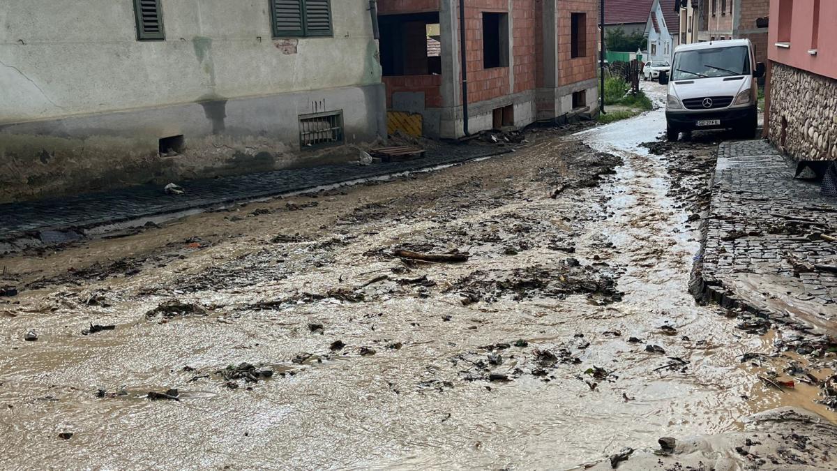 vremea-extrema-a-facut-ravagii-in-tara--drum-blocat-de-o-alunecare-de-teren--masini-avariate-si-case-inunate_95885800